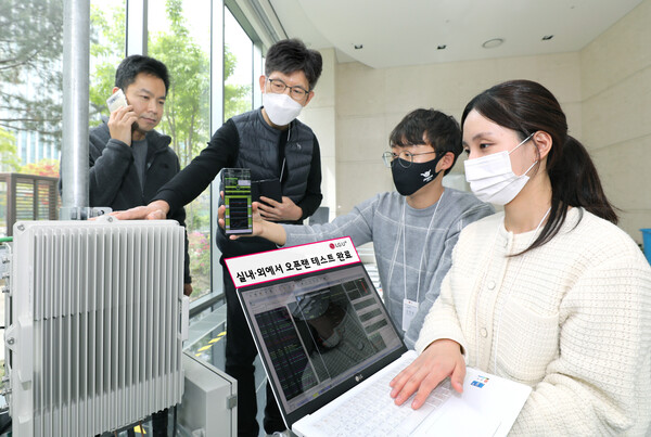 LG유플러스 직원들이 실내에서 오픈랜 장비 간 연동을 확인하고 있다. ©LG유플러스