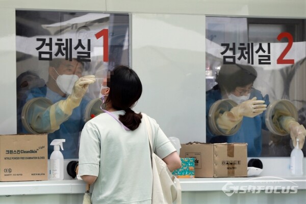 선별검사소를 찾은 시민이 코로나19 검사를 받고 있다 / ⓒ시사포커스DB