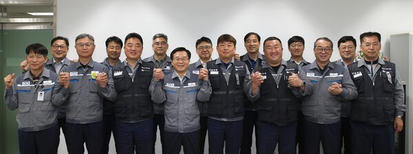 한화오션이 노사 상생을 선언하고 합리벅 노사관계 구축에 공감대를 형성했다. 앞열 좌측에서부터 세번째 '대우조선지회 신승훈 수석부지회장 ', 네번째 '한화오션 대표이사 권혁웅 부회장’ ⓒ한화