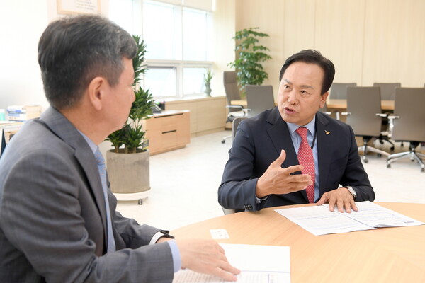 이권재 오산시장(오른쪽)이 지난 26일 정부세종청사에서 한창섭 행정안전부 제1차관(왼쪽)을 만나 ‘기준인건비 증액’을 건의했다. ⓒ오산시