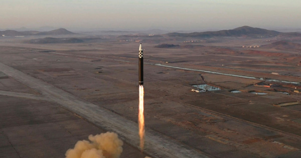 2023년 3월16일 북한군이 평양 순안 일대에서 대륙간탄도미사일(ICBM)을 시험 발사하고 있다 / ⓒ뉴시스-조선중앙통신