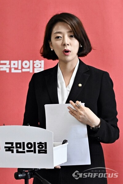 [포토] 최고위원 보궐선거 후보자 자격심사 결과 발표하는 배현진 의원