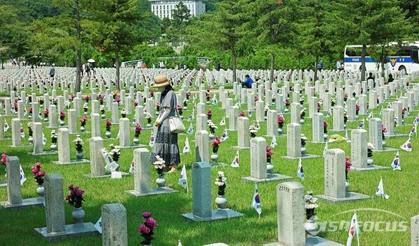 6일 68회 현충일을 맞아 많은 시민들이 현충원 묘역을 참배하는 모습. 사진/유우상 기자