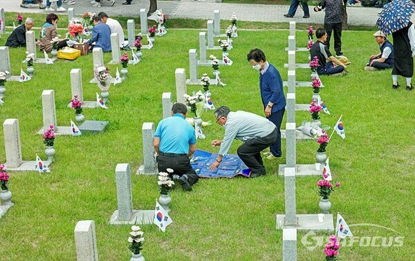 6일 68회 현충일을 맞아 많은 시민들이 현충원 묘역을 참배하는 모습.  사진/유우상 기자
