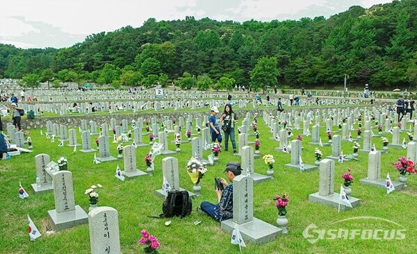 6일 68회 현충일을 맞아 많은 시민들이 현충원 묘역을 참배하는 모습. 사진/유우상 기자