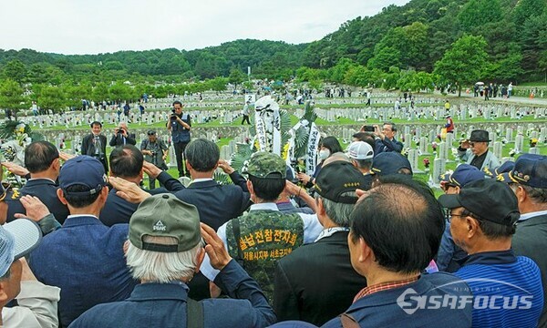 월남참전자회 회원들이 월남전 사병 묘역의 채명신 장군 묘소에서 거수경례를 올리고 있다. 사진/유우상 기자