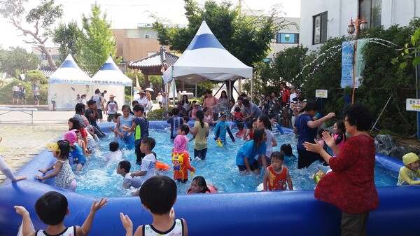 사라온이야기마을 물놀이 캠프장. 사진/군위군