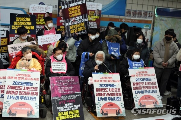 전국장애인차별철폐연대 회원들이 지하철 역사 내에서 탑승 시위를 하고 있는 모습. 사진 / 오훈 기자