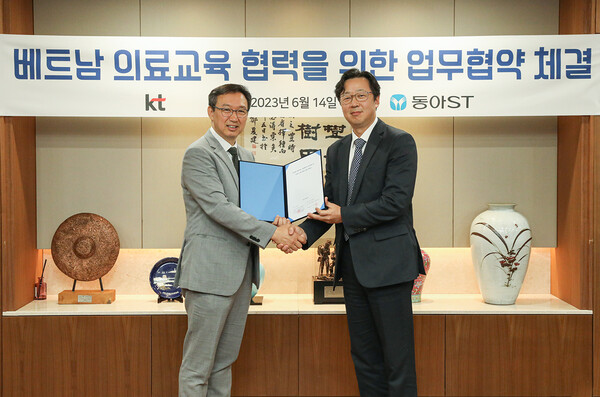 KT 헬스케어사업단장 임승혁 상무(왼쪽)와 동아ST 김민영 대표가 베트남 의료진 대상 의료 교육 플랫폼 구축을 위한 업무협약식에서 기념사진을 촬영하고 있다. ⓒKT