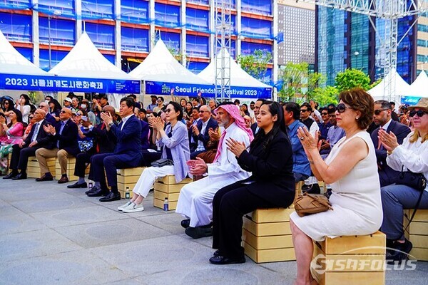 17일 서울세계도시문화축제 개막식 에 참석한 주한 외국 외교관들.  사진/유우상 기자