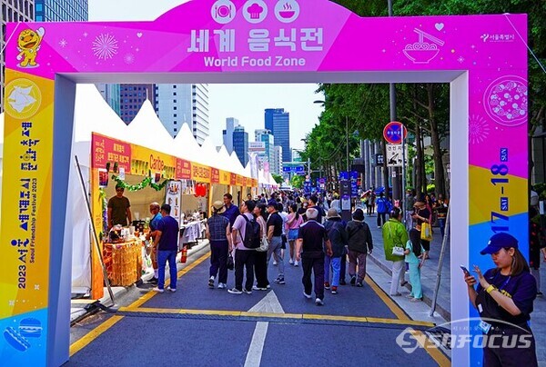 2023 서울세계도시문화축제 17일 청계광장에서 열리는 세계 음식전에서 시민들이 다양한 세계음식을 맛 보고 있다.  사진/유우상 기자
