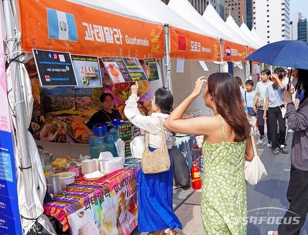 2023 서울세계도시문화축제 17일 청계광장에서 열리는 세계 음식전에서 시민들이 다양한 세계음식 메뉴를 보고 있다.  사진/유우상 기자