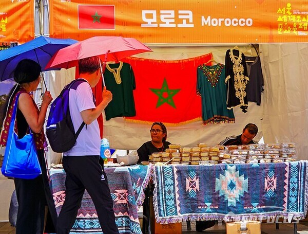 17일 청계광장에서 열리는 세계 음식전에서 모로코 음식 전시한 부스를 구경하는 시민들. 사진/유우상 기자