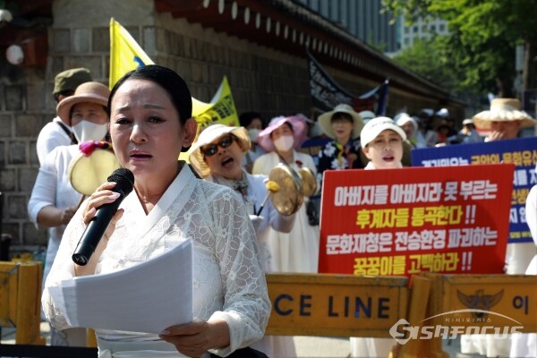 19일 국가무형문화재 경기민요 전승자 대표단이 집회를 깆고 있다.(2) [사진 / 오훈 기자]