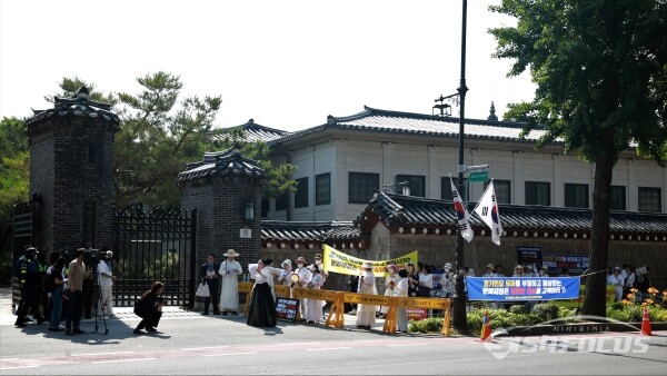 19일 국가무형문화재 경기민요 전승자 대표단이 집회를 깆고 있다.(3) [사진 / 오훈 기자]