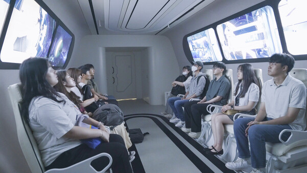 SK텔레콤 본사 투어 프로그램에 참가한 학생들이 미래기술체험관 ‘티움’을 관람하고 있다. ⓒSK텔레콤