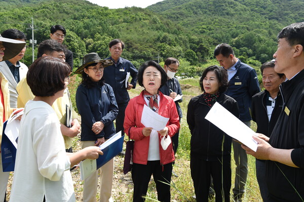 군위군의회 행정사무감사 특별위원회가 주요 사업장에 대한 현장방문을 실시하고 있다.사진/군위군의회
