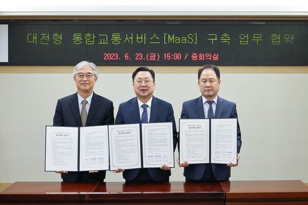 왼쪽부터 김태극 티머니 대표이사, 이장우 대전시장, 연규양 대전교통공사 사장. ⓒ티머니