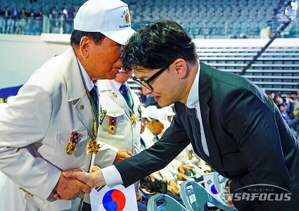 25일 서울 중구 장충체육관에서 열린 6·25 전쟁 제73주년 행사에 참석한 한동훈 법무 장관이 참전 유공자가 인사를 나누고 있다. 사진/유우상 기자