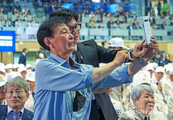 25일 서울 중구 장충체육관에서 열린 6·25 전쟁 제73주년 행사에 참석한 한동훈 법무 장관이 참전 유공자와 사진을 찍고 있다. 사진/유우상 기자