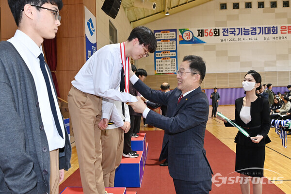 임종식 경북교육감이 전국기능경기대회에서 입상한 학생들을 격려하고 있다. 사진/경북교육청