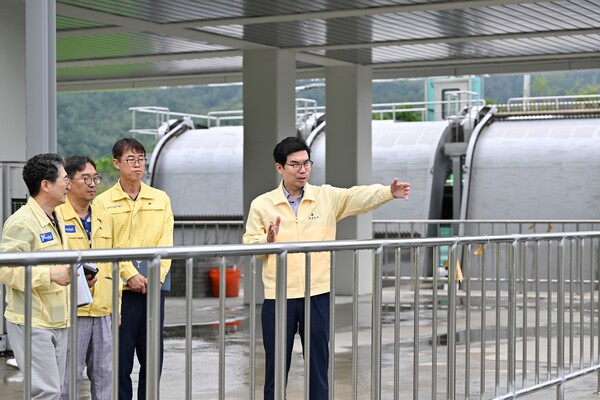 26일 김광열 영덕군수가 영덕읍 남산리 배수펌프장에서 배수시설 운영 상황을 긴급 점검하고 있다.사진/영덕군