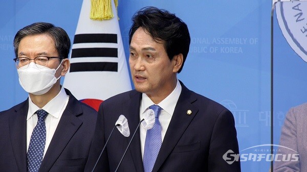 더불어민주당 안민석 의원이 서울 여의도 국회 소통관에서 기자회견을  하고 있는 모습. 사진 / 권민구 기자