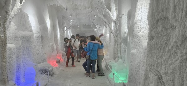 순천국제정원박람회내 시크릿가든’ 얼음동굴에 전시된 얼음조각상을 찾은 관람객들이 즐거운 한때를 보내고 있다.[사진/순천시]