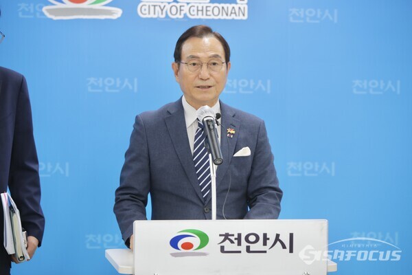 박상돈 천안시장이 29일 천안시청에서 대중교통체계 혁신에 대해 브리핑하고 있다. (사진 / 천안시청)