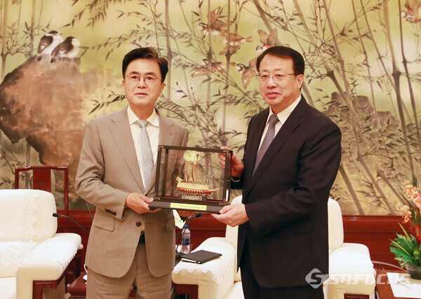 김태흠 충남지사(좌측)가 3일 중국 상하이를 방문해  궁정 상하이시장(우측)과 접견을 갖고 협력 강화를 약속했다. (사진 / 충남도청)