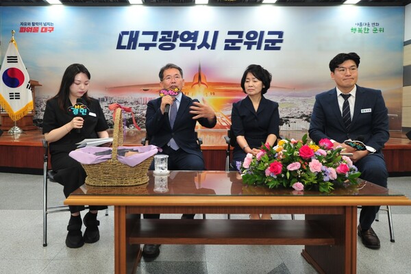 3일 김진열 대구 군위군수가 직원과의 소통하고 있다.사진/군위군