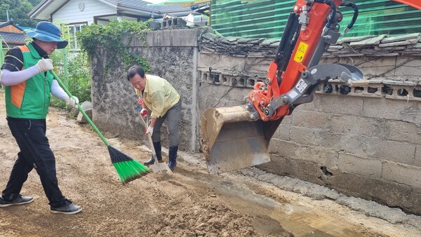 3일 박현국 봉화군수가 취임 1주년 기념식을 취소하고 수해 응급 복구 현장에서 구슬땀을 흘리고 있다. 사진/봉화군