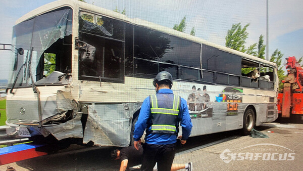 육군 훈련병을 태운 버스가 넘어져 훈련병 4병이 부상을 당해 병원으로 옮겨졌다. (사진 / 충남경찰청)