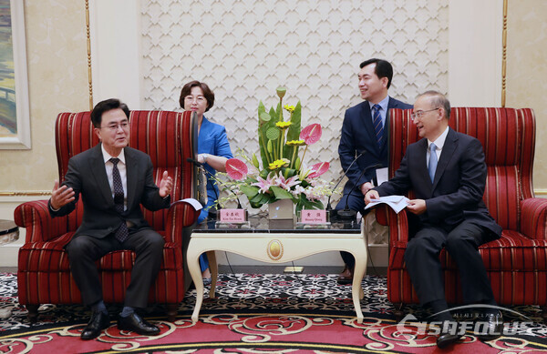 김태흠 충남지사(좌측)와 황치앙(黃强) 쓰촨성장 접견 모습. (사진 / 충남도청)