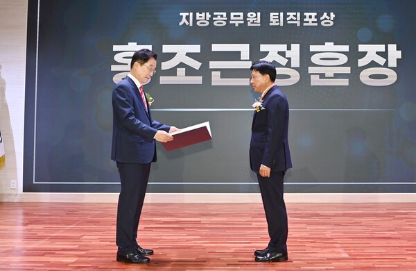 6일 임종식 교육감이 웅비관에서 경북교육 발전을 위해 봉직하다 영예롭게 퇴임하는 최상수 행정국장에게 홍조근정훈장을 전수하고 있다. 사진/경북교육청