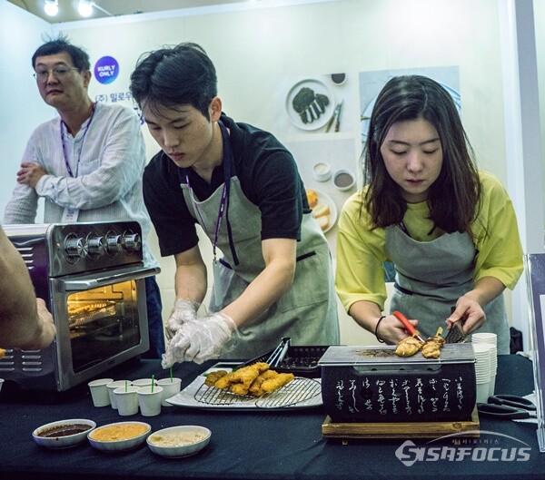 컬리 온리관의 밀로우 관계자들이 소비자들에게 제품 경험을 제공하기 위해 조리와 한입크기로 자르는 모습 (사진 / 강민 기자)