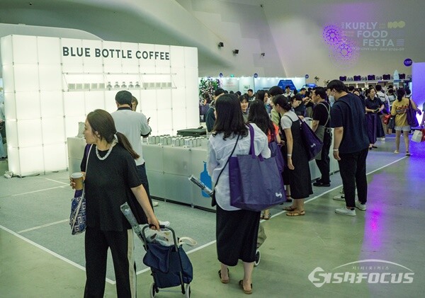 대규모 오프라인 집단행사에 처음 모습을 드러낸 블루보틀 커피, 컬리 온리관에서 블루보틀 R&D관계자들이 수년에 걸쳐 만들어낸 인스턴트 커피를 소개하고 있다.  (사진 / 강민 기자)