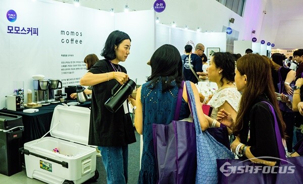 부산을 기반으로 둔 스페셜티 커피 브랜드 모모스 커피. 모모스 커피는 자사몰 등을 통해 저변을 확대해왔지만 전국적인 인지도가 없는 상태에서 컬리측에서 입점제안이 왔고 이를 수용하면서 수도권에서도 인지도를 쌓을 수 있게 된 상생 사례라고 평가했다. 모모스 커피가 생각하는 스페셜티란 맛에만 국한 되는 것이 아닌 커피와 관련된 모든 밸류체인 안에서 지속 가능한 생태계를 구성하는 것이라고 설명했다. 사진은 컬리 푸드페스타를 찾은 소비자들이 질문 세례를 쏟아내고 있다.  (사진 / 강민 기자)