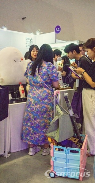 컬리 푸드페스타를 찾은 한 소비자는 캐리어를 소지해 이날 소비자들에게 제공되는 상품들을 보관하고 있다. 이 소비자 외에도 더 많은 소비자가 스스로 캐리어처럼 짐을 보다 효율적으로 옮길 수 있는 도구들을 보유한 경우가 많았다.  (사진 / 강민 기자)