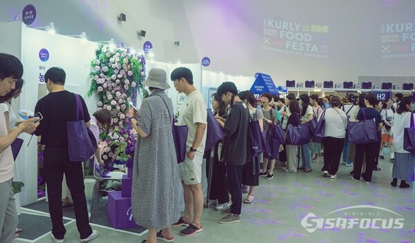 컬리 온리관에서 소비자를 만난 록야. 이날 모든 브랜드중 록야에 가장 긴 줄이 서있었다. 록야는 컬리 푸드페스타를 찾은 소비자에게  꽃 한송이를 증정했다. 록야는 작년 4월 컬리로부터 100억 원의 투자를 받은 농식품 스타트업 기업이다.    (사진 / 강민 기자)