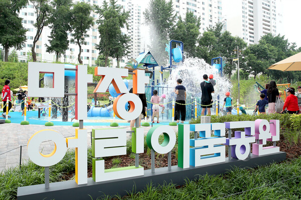 서울 성동구가 지난 4일 개장한 ‘청계천 마장어린이꿈공원’. 물놀이시설도 갖추었다. (성동구청 제공)