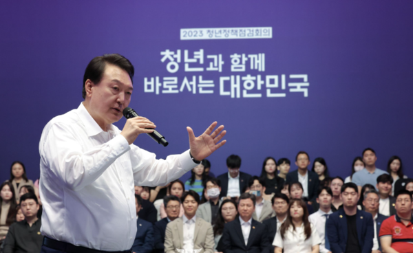 지난 6일 윤석열 대통령이 2023 청년정책점검회의를 주재하고 있다. (사진 / 대통령실)