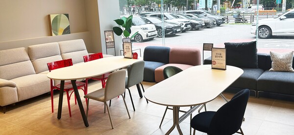 현대홈쇼핑 리버피시제품 첫 판매라방이 진행될 현대리바트 남양주점 내부 모습 ⓒ현대백화점