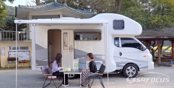 천안시가 운영하는 ‘아이마음 토닥토닥 상담캠핑차’ 상담 장면. (사진 / 천안시청)