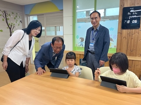 11일 울산시의회 ‘울산 교육정책 연구회’ 회원들이 늘봄학교 시범운영 중인 지산초등학교를 방문하고 있다. 사진/경북교육청