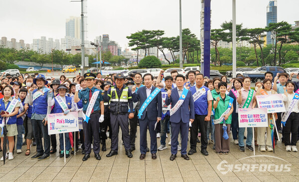 목포시 전국체전 성공개최 위한 교통질서 지키기 캠페인 박홍률 시장(좌3번째) .사진/목포시