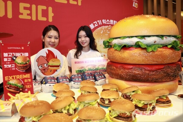 13일 모델들이 신제품 '불고기 익스트림 오징어 버거'를 선보이고 있다.(2) [사진 /오훈 기자]