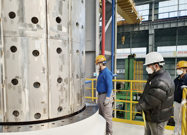 세아베스틸 관계자가 북미에 수출한 사용후핵연료 운반저장겸용용기 내부에 방사능 차폐를 위해 격자모양의 바스켓을 설치하고 있다. ⓒ세아홀딩스