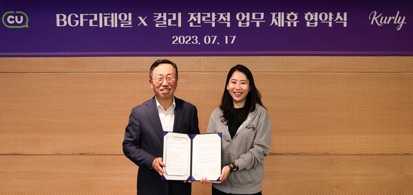 이건준 BGF리테일  대표(왼쪽)와 김슬아 컬리 대표(오른쪽)가 지난 17일 서울 삼성동 BGF 사옥에서 ‘온·오프라인 플랫폼 기반 공동 사업 추진’을 위한 업무 협약을 체결했다 ⓒBGF리테일