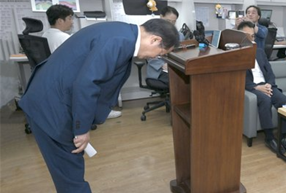 홍준표 대구시장이 ‘폭우 골프’ 논란에 대해 19일 대구 동인청사 기자실을 찾아 공식 사과 표명에 나섰다. 사진 / ⓒ대구시 제공